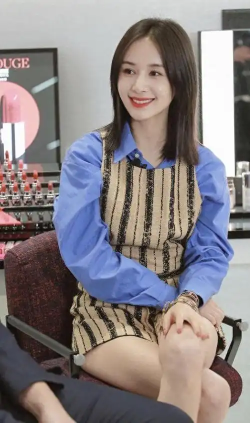 王子文头发留长像换了个人,穿蓝色衬衫配连体短裤,气质都升华了