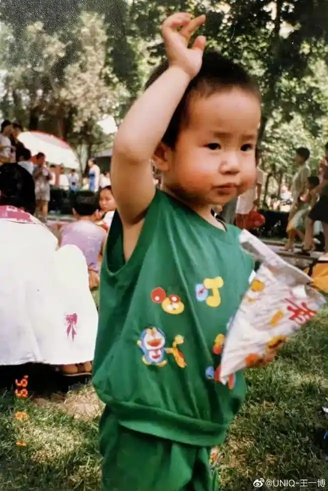 小时候vs现在 98 #王一博复刻童年照# 还是熟悉的po - 抖音