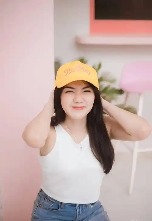 虽然小姐姐的脸蛋确实有点圆,有点大,身材也不是那么高挑纤细,打扮也