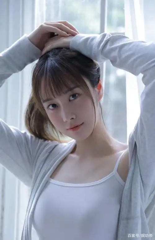 白皙皮肤精致迷人