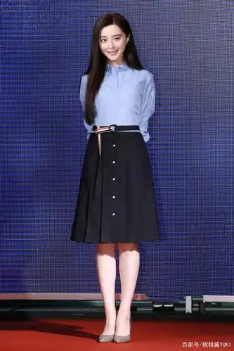 范冰冰为复出也是拼了!画烟熏妆配湿发造型,性感霸气美腿撩人