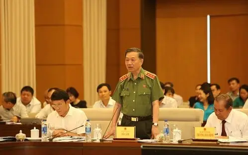 越南公安部部长苏林上将在会上发表讲话.(照片来源:越通社)