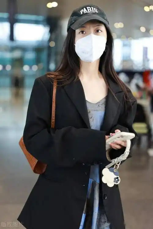 王艺瑾现身机场,身穿蓝色连衣裙搭配西服外套简约时尚_北京_王艺瑾