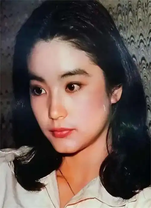 69岁林青霞自曝身体状况!夜不能寐吃3回安眠药,不慎摔断2根肋骨