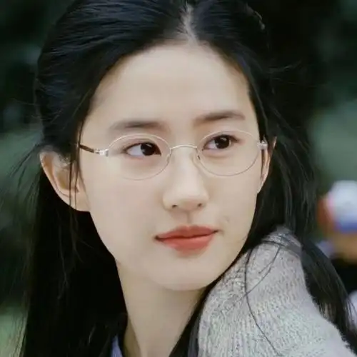 刘亦菲,与王力宏一起主演了爱情电影《恋爱通告》,在影片中饰演宋晓青