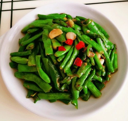 炒四季豆 前提是一定要炒熟,不然是有毒的,最好用水绰一下