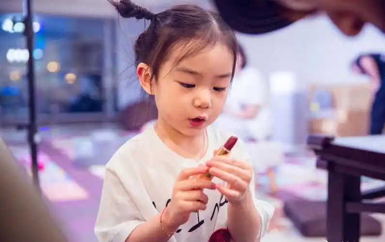 《想想办法吧爸爸》戚薇女儿lucky唱歌软萌小奶音超可爱