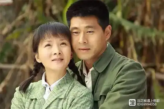 谢兰在27岁的时候嫁给了同是演员的师小红,比谢兰大了9岁.