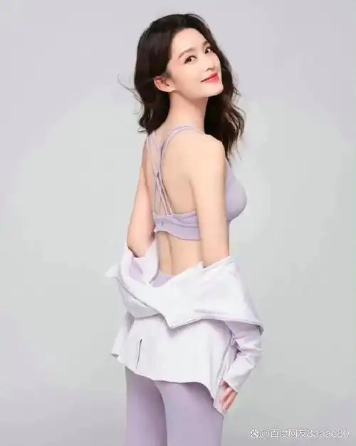 李沁太敢露,穿半透明上衣,曼妙身材若隐若现,小女生也有大性感