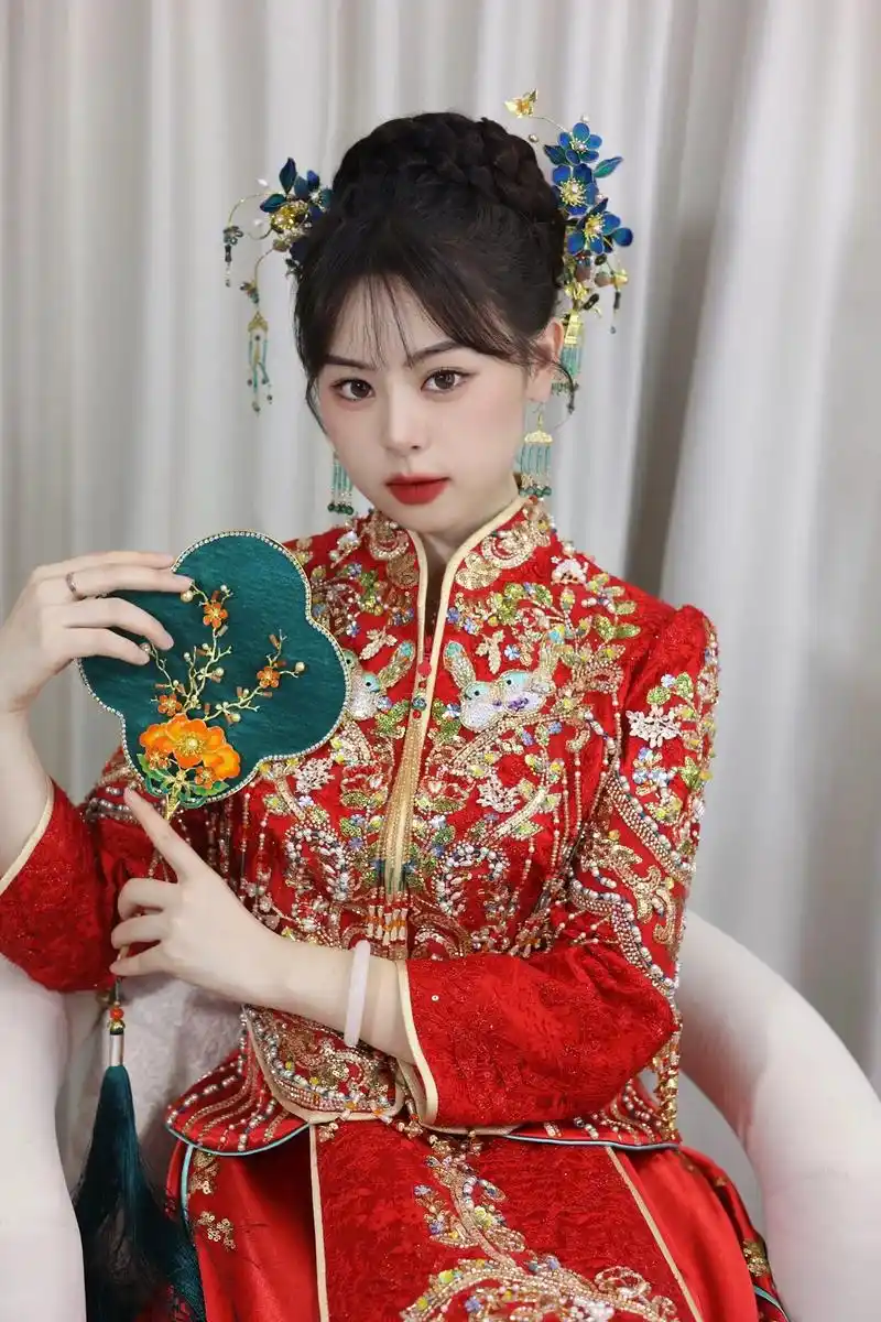 mega美佳造型·红蓝撞色减龄秀禾妆造.