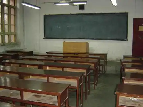 西大楼小教室: 那课桌上也许要经常刷刷油漆,估计上面写着密密麻麻的