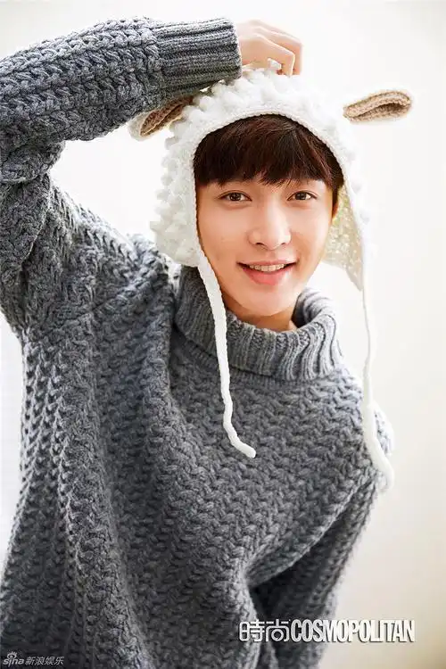 组图:张艺兴大片登封面 温暖治愈笑容展魅力