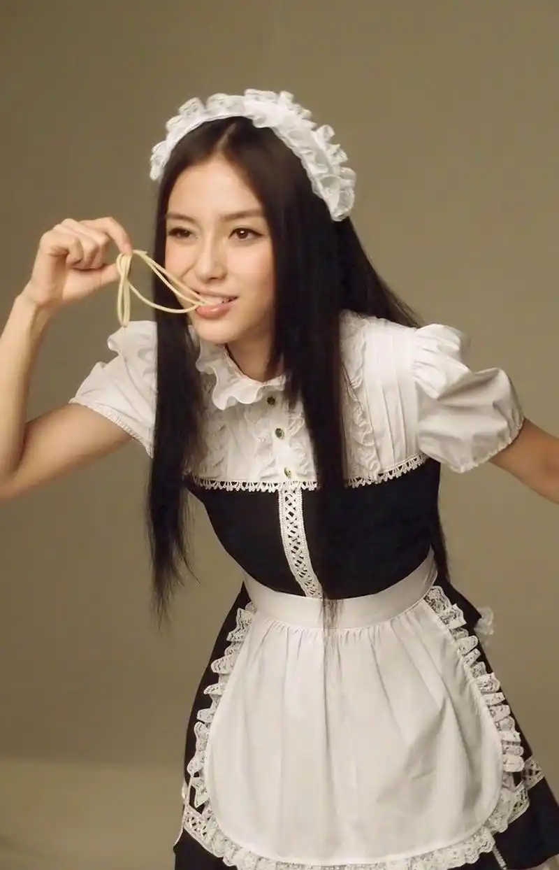 angelababy曝光一组早年广告宣传照,穿一身黑白制服洋娃娃的既视感,吃