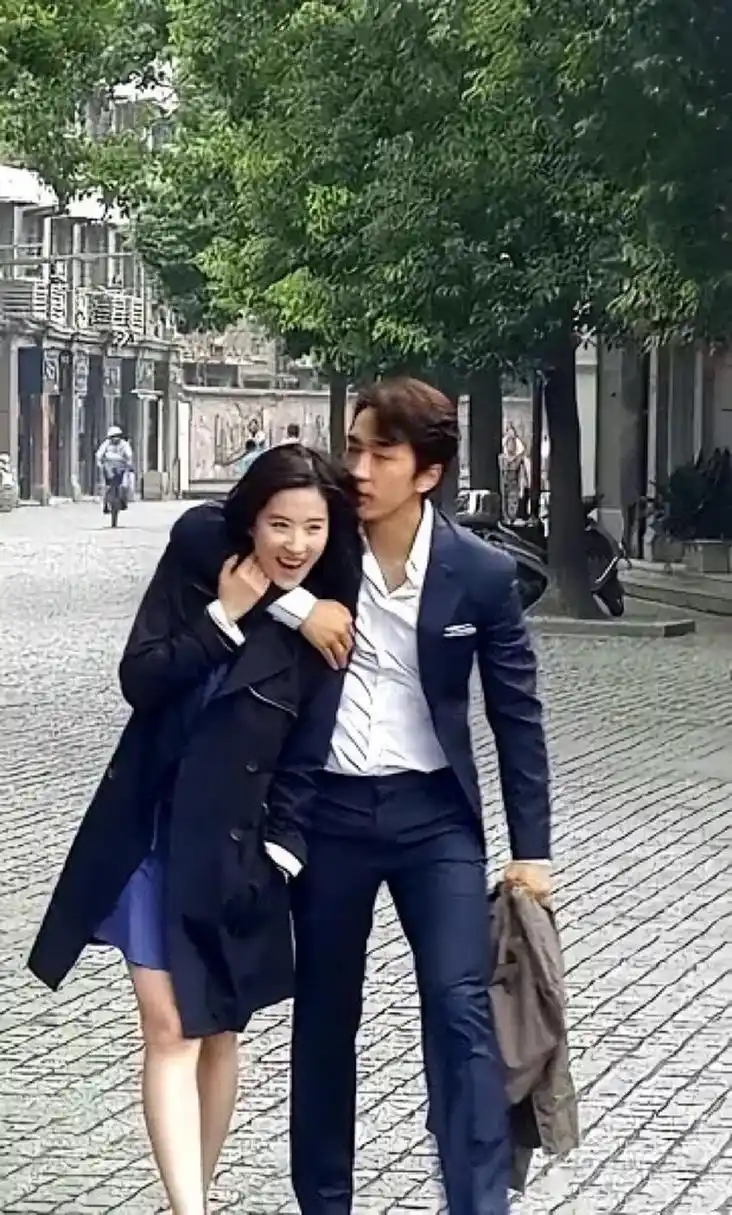 刘亦菲和宋承宪真的很般配,那时候应该是她笑得最开心最幸福的时间吧