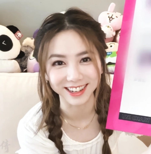 本以为邓紫棋只是皮肤嫩,当她放肆大笑时,牙却成了亮点!