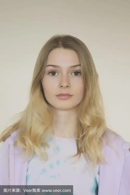 12岁金发白人女孩的大头照