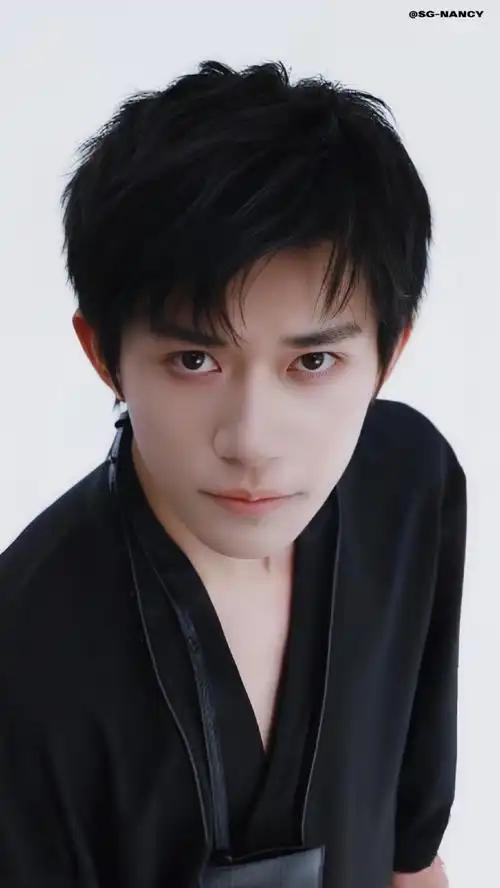 易烊千玺黑白丝巾##emporio armani全球代言人易烊千玺