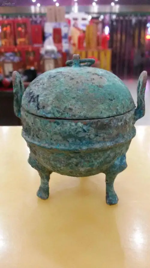 宝鸡岐山收的青铜香炉,很漂亮,红斑绿锈,不可多得!