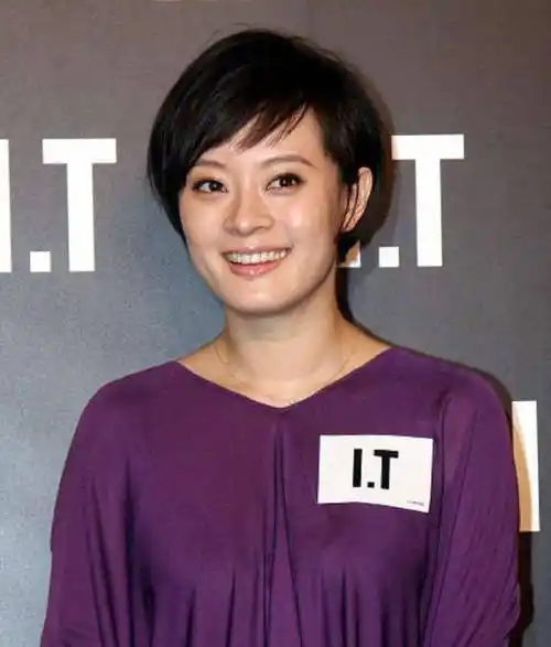 孙俪早年真大胆!穿紫色褶皱短裙玩新潮,却显得老气_时尚_风格_感觉