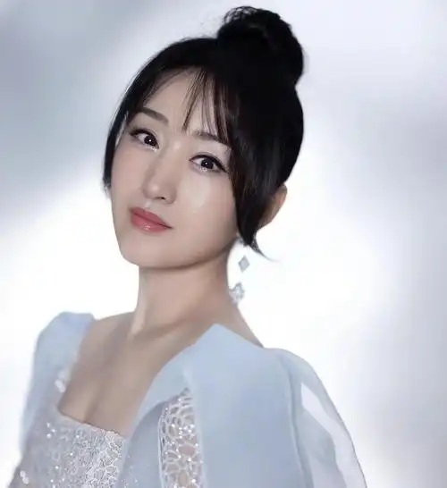 甜歌皇后杨钰莹,温柔甜美,温婉秀丽的写真集!__财经头条