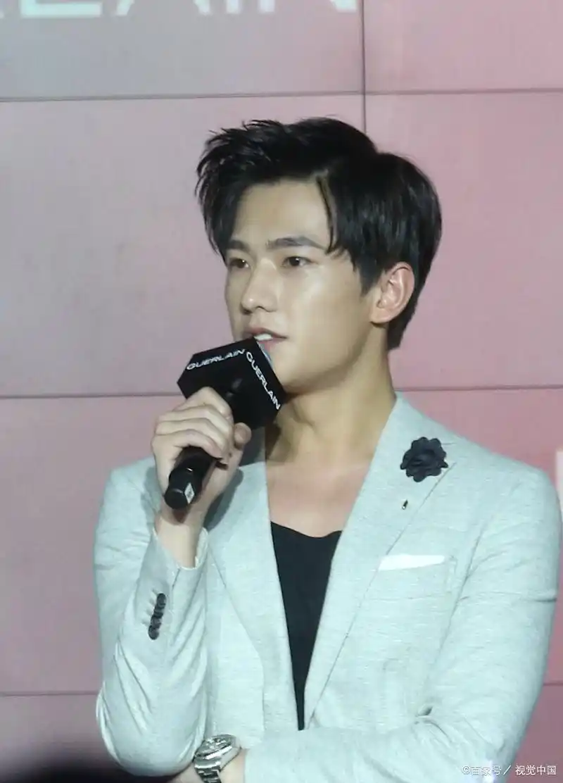 杨洋王楚然恋情曝光# #杨洋乔欣#  八卦媒体4月22日拍到杨洋助理酒店