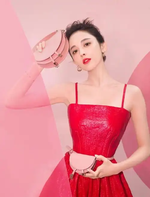 古力娜扎真自带少女感,27岁穿吊带裙拿粉色包包,大写的甜美