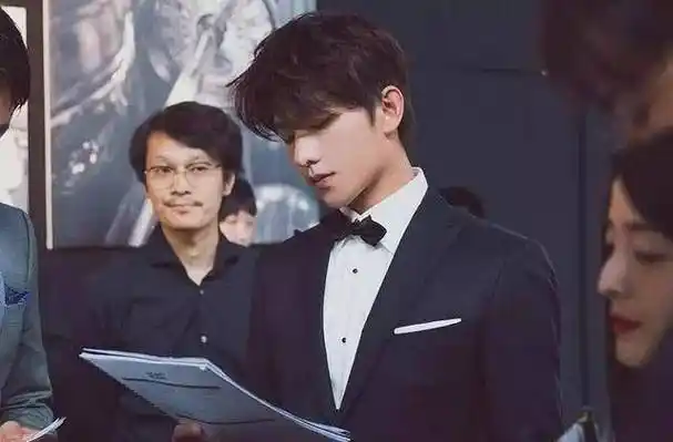 杨洋出道即巅峰,如今携手迪丽热巴出演都市爱情剧,转型失败了?