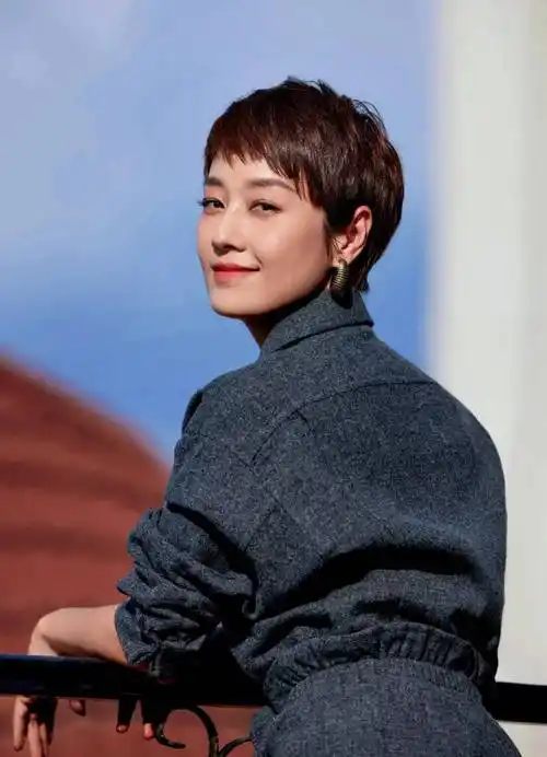 47岁马伊琍又带火了一种新穿法:衬衫 半身裙,一身高级灰真洋气