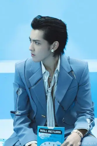 吴亦凡激情演唱《大碗宽面》,不得不说《大碗宽面》实红,《juice》