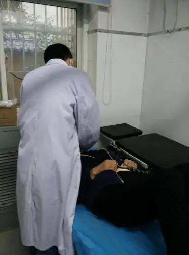 肛二科医生正在为居民检查