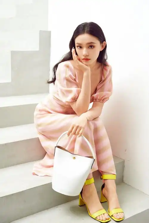 林允粉色长裙随拍##林允晒粉裙随拍