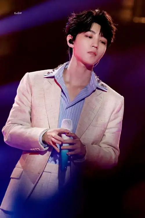 王俊凯江苏卫视跨年##11个王俊凯