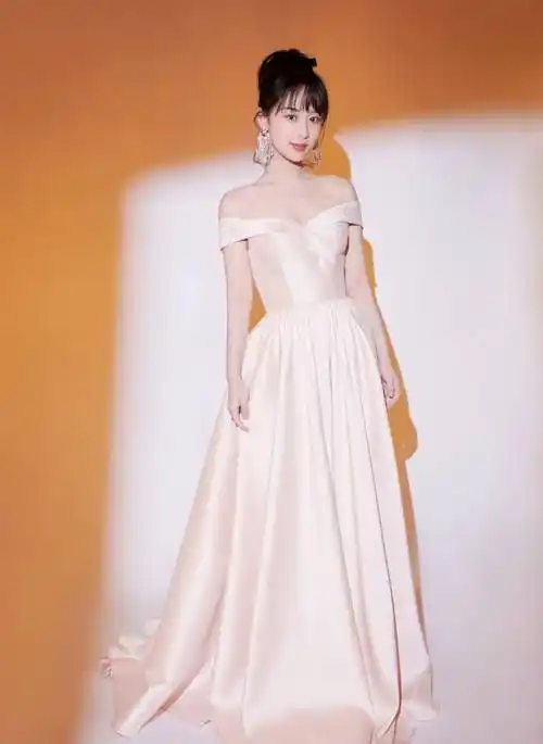 这热情似火的红色杨紫也能驾驭得很好,红色薄纱红色长裙,搭配低扎马尾