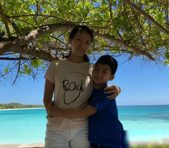 别人家的18岁胡军给女儿办成人礼这场面让人慕了