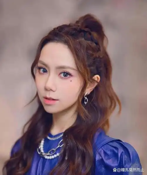 金鱼嘴巴可爱的邓紫棋