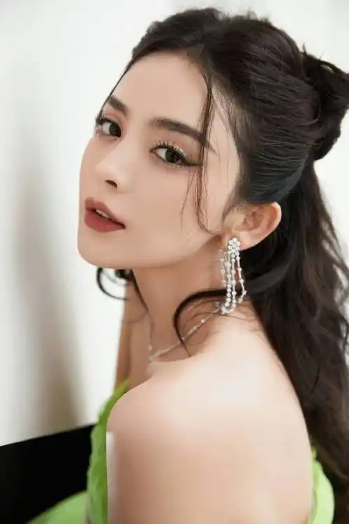 古力娜扎身穿绿色蓬蓬裙大秀事业线!