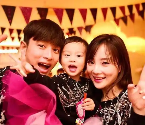 原创贾乃亮生日甜馨送礼物李小璐被夸教女有方获封贵圈好前妻