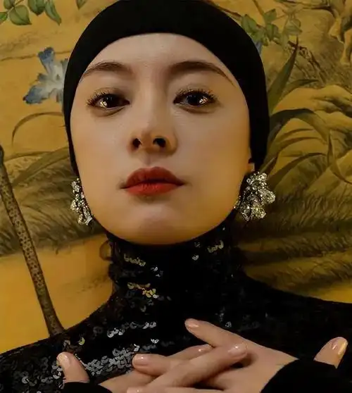 被骂"丑到爆"孙俪又美回来啦,绿色旗袍金色大卷发,美艳十足!