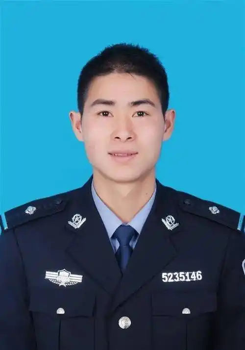 从学警时起算,警服已穿了十八个春秋,从青涩的学警成为持重的老警.