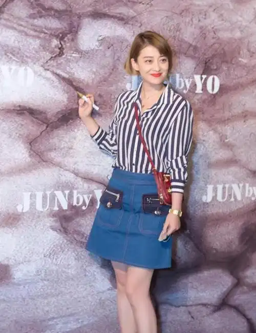 梅婷剪短发后太惊艳!穿条纹衬衫配牛仔裙像少女,整个人美回18岁