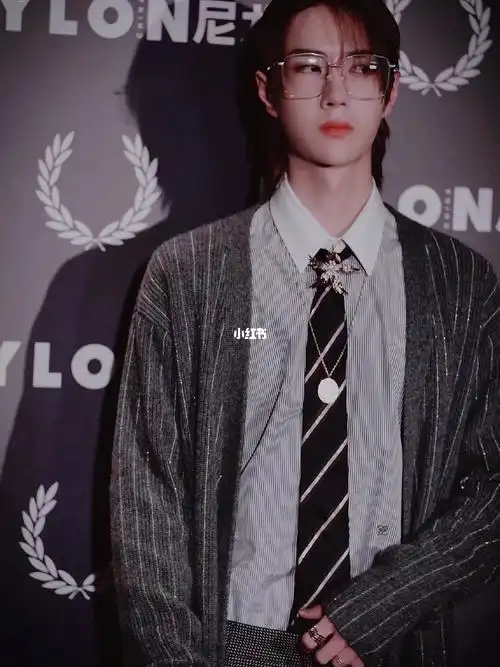 王一博带上眼镜过分的帅气