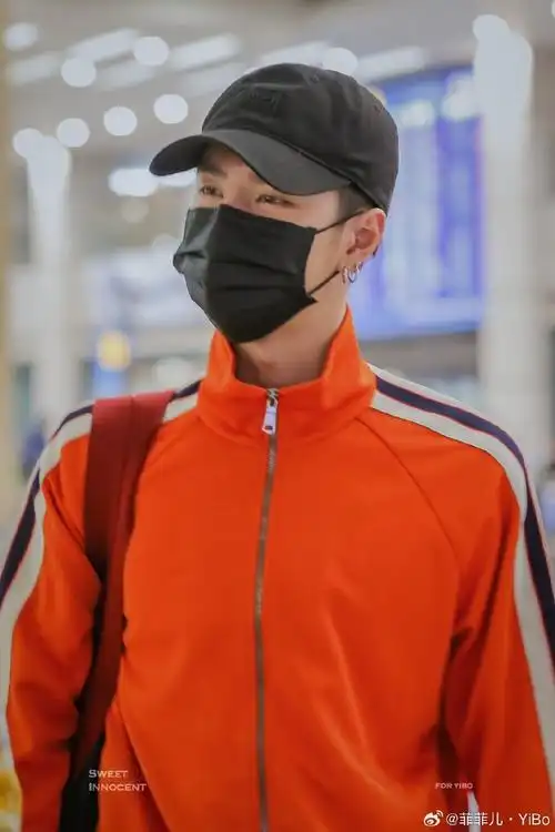 王一博机场穿搭好帅,就没有他驾驭不了的颜色,一种颜色一种气质,怎么