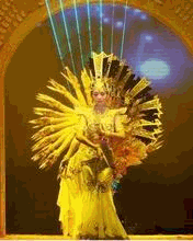 东方巨龙腾飞日,神州大地又逢春.