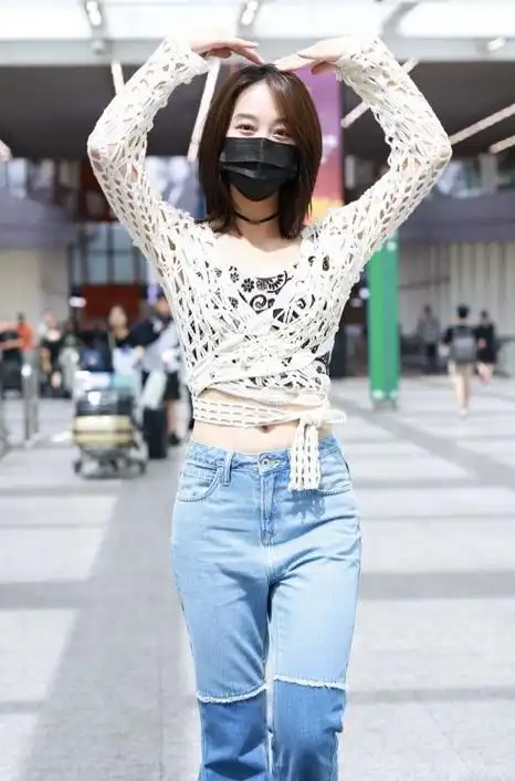 蓝盈莹美丽登场北京机场,时尚穿搭展现青春活力,人气爆棚.