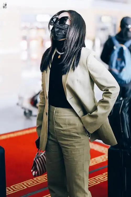 59孟美岐孟美岐今日机场饭拍更新一身卡其色西装搭配方头皮鞋干练而