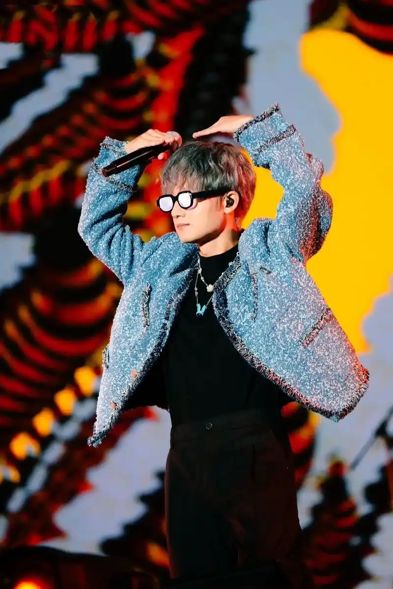 纯享版 董事们舞台照片#十个勤天#音乐节 - 抖音