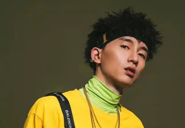 很多说唱歌手,现实中享受着说唱商业化带来的便利,嘴上却各种吐槽说唱