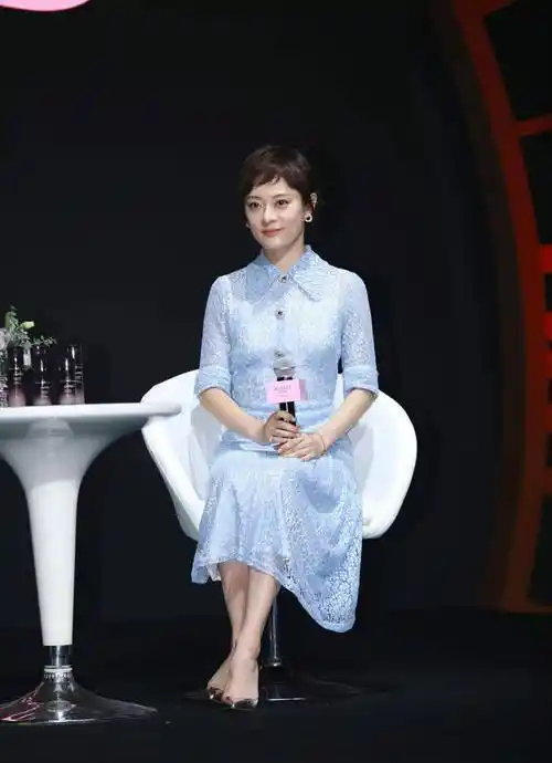 种比较简单的搭配组合,纯白色的t恤穿在孙俪身上就让她变得年轻了不少