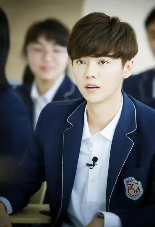 清爽干净 帅气迷人的鹿学长啊!穿校服的鹿晗真是很校草了～@m鹿m