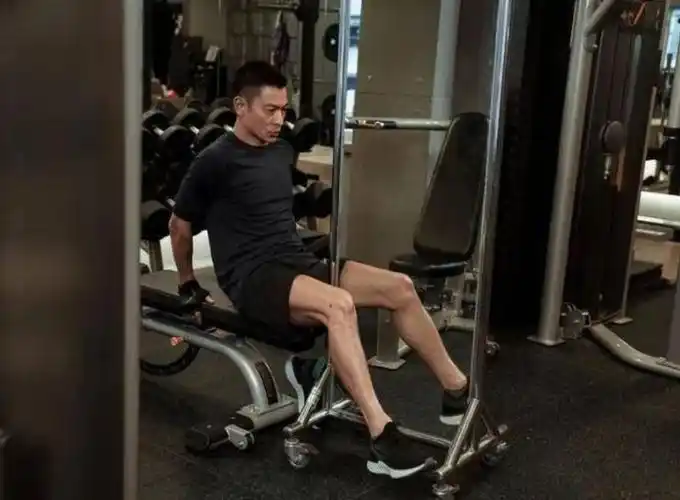 62岁刘德华仍努力跑步,健身,轻食,他说努力和自律可以选择_运动_天王